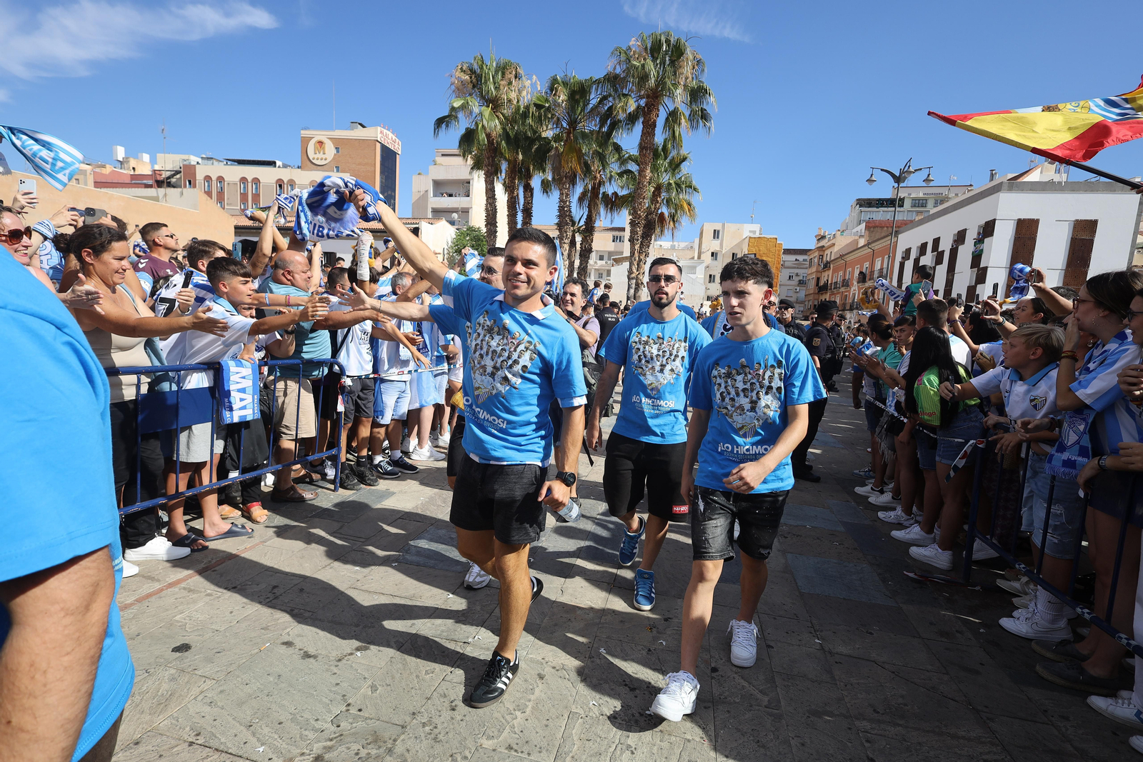 El malaguismo sale a la calle en avalancha: Las fotos de la celebración del ascenso