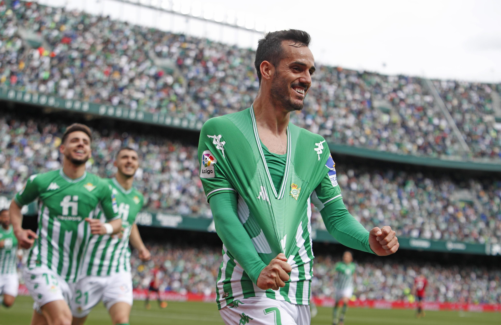 Juanmi celebra eufórico uno de sus dos goles al Osasuna.