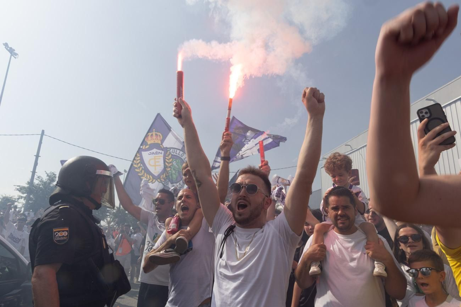 El épico recibimiento de la afición lagarta al Real Jaén, en imágenes