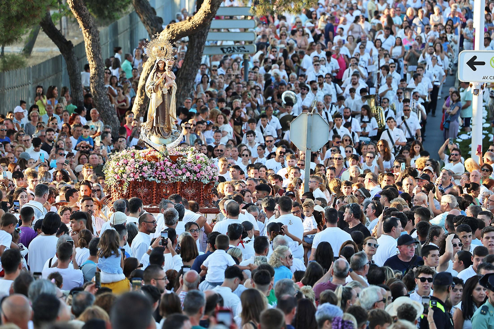 Imágenes de la Virgen del Carmen procesionando en Punta Umbría