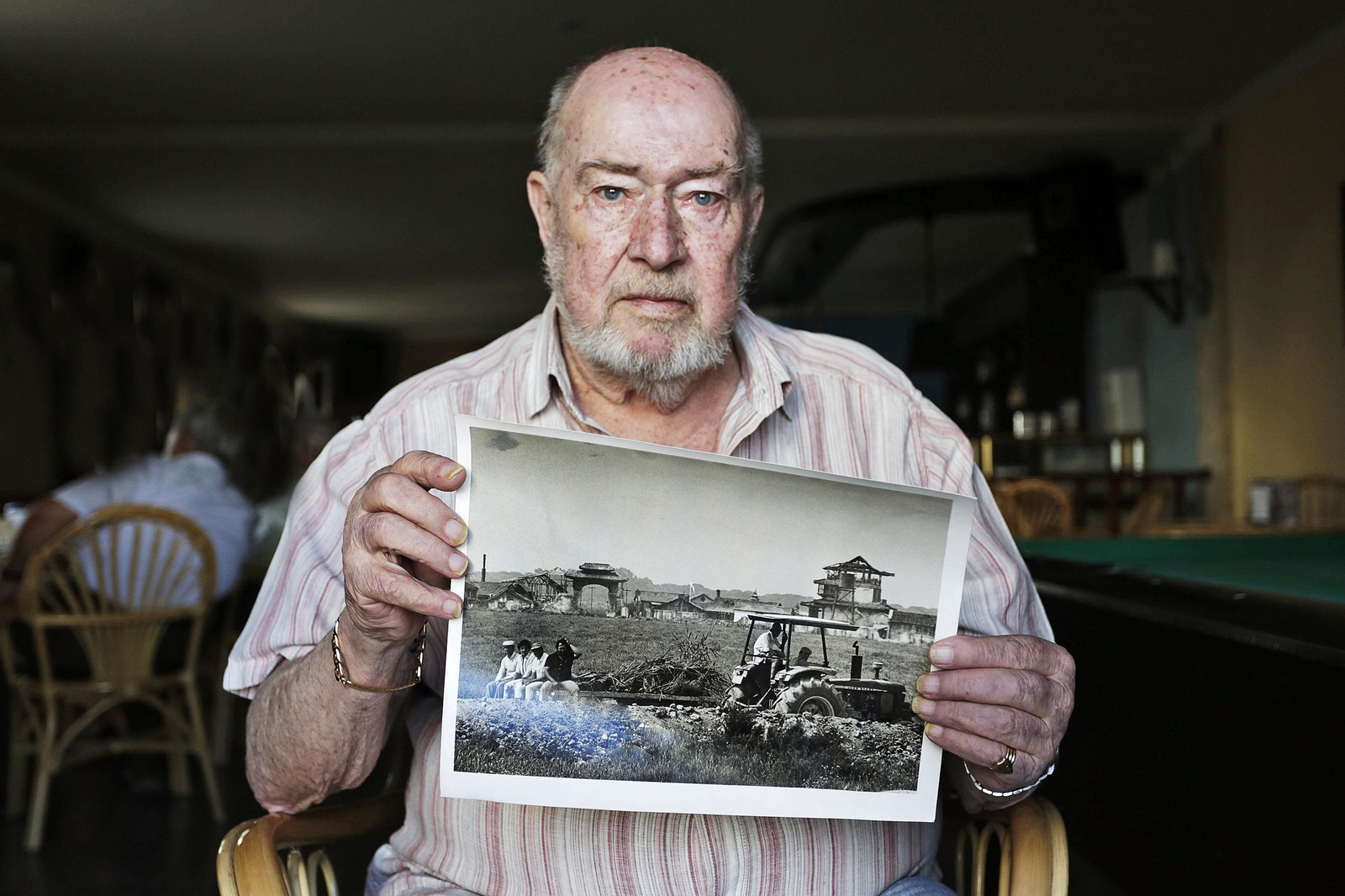 John Baker, con una fotografía del rodaje de 'El imperio del sol' en Trebujena en 1987.