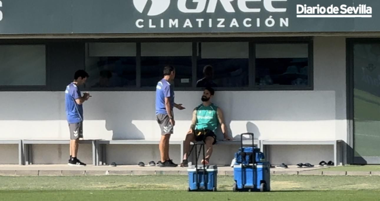 Isco reaparece sin muletas en el entrenamiento del Betis