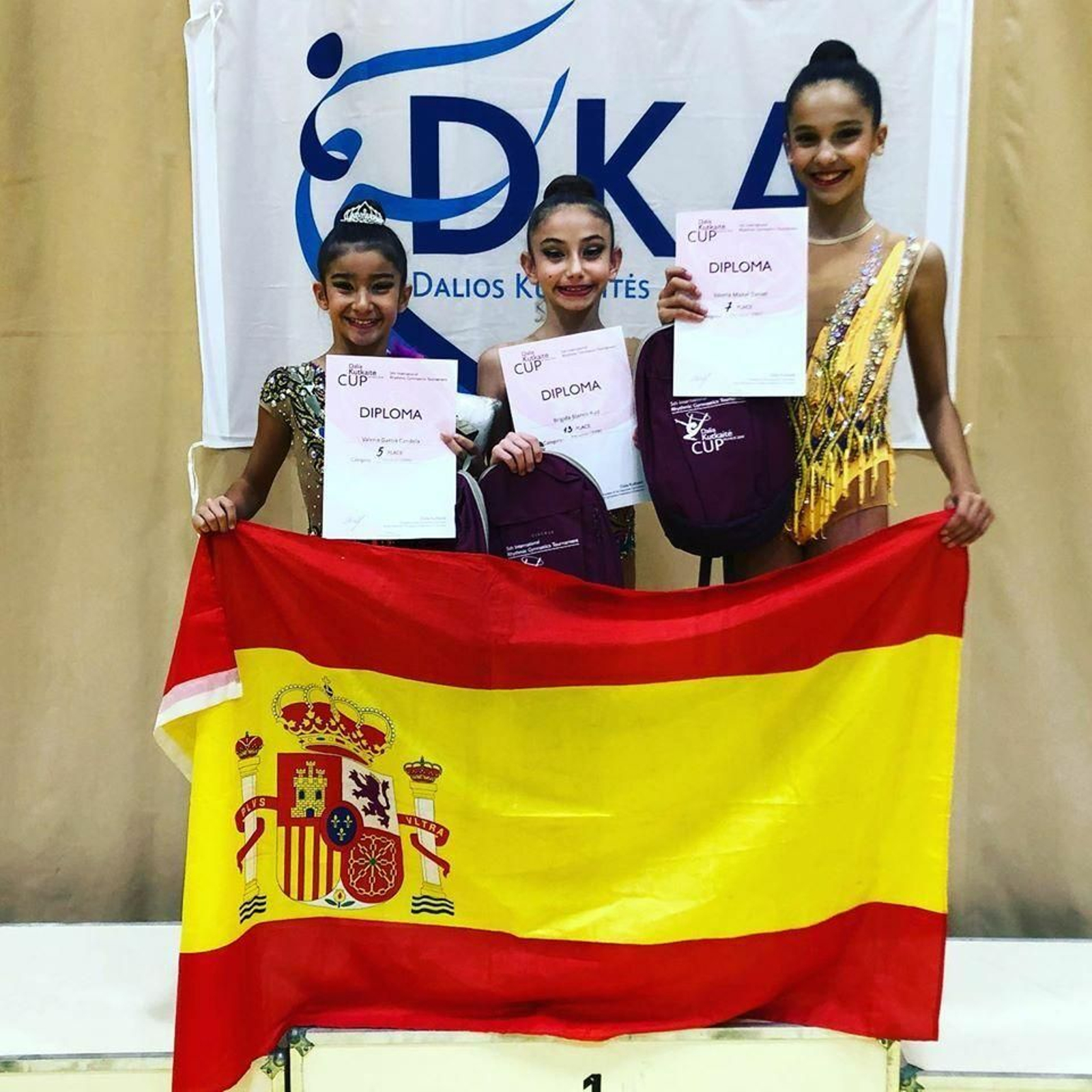 Valeria, con dos compañeras.