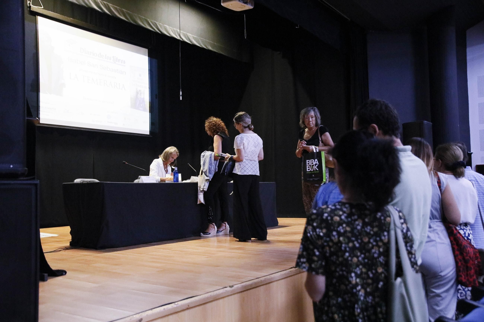 Las imágenes del diario de los libros con Isabel San Sebastián