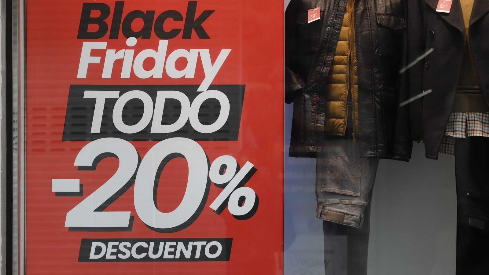 Las tiendas de Huelva lucen descuentos por el Black Friday durante toda la semana