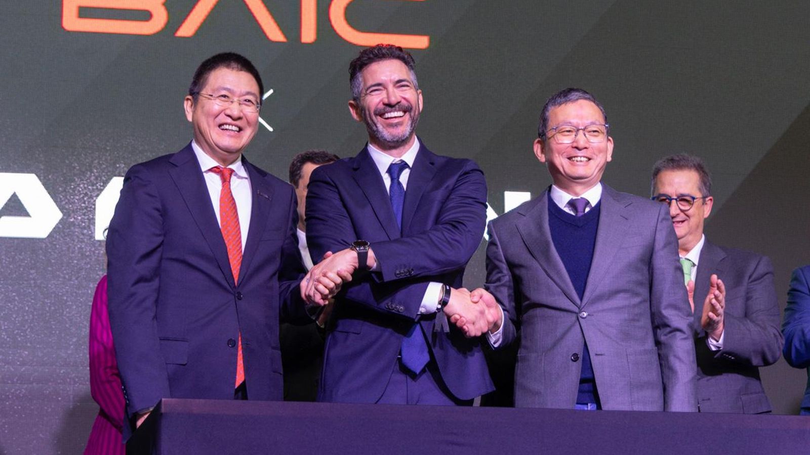 Los responsables y aliados de la firma sellan el acuerdo. 