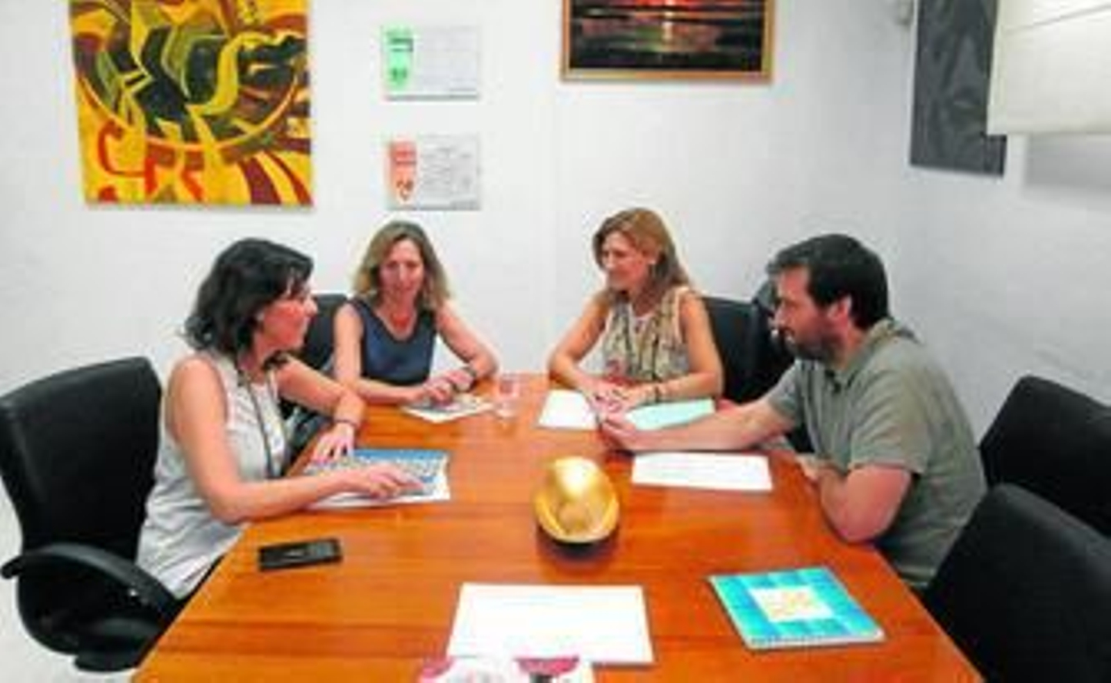 La parlamentaria Alicia Martínez, ayer, junto con varios representantes de la asociación Autismo Sevilla.