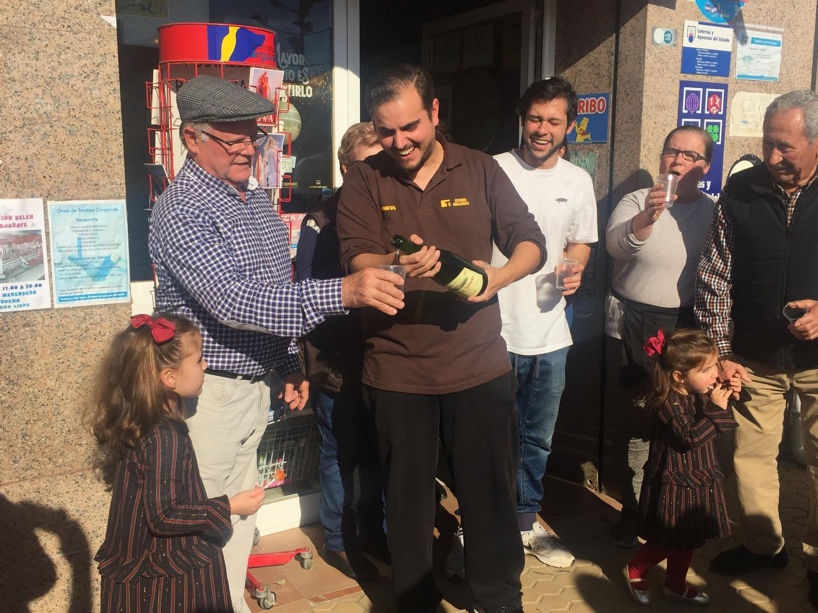 A la izquierda, el comprador de los siete décimos vendidos en Benajarafe del Gordo de la Lotería de Navidad.