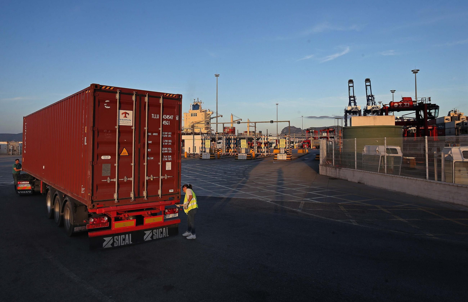 Un camión accede a TTI Algeciras. Un camión accede a TTI Algeciras.