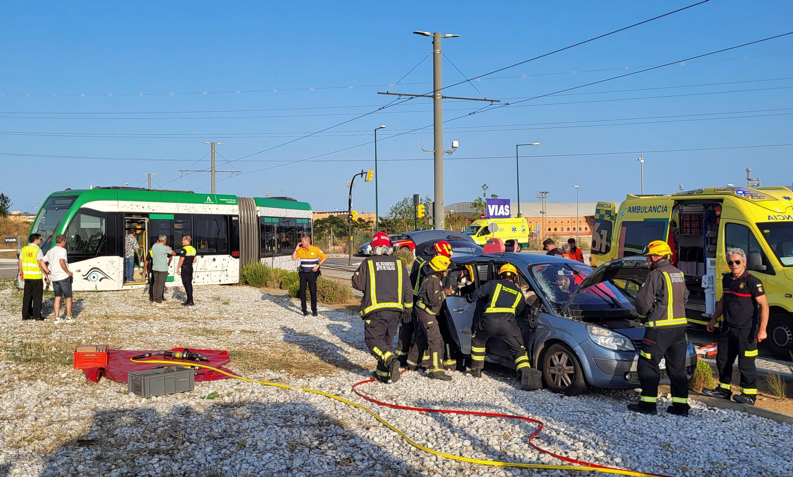Las fotos del accidente entre el Metro de Málaga y un coche en El Cónsul