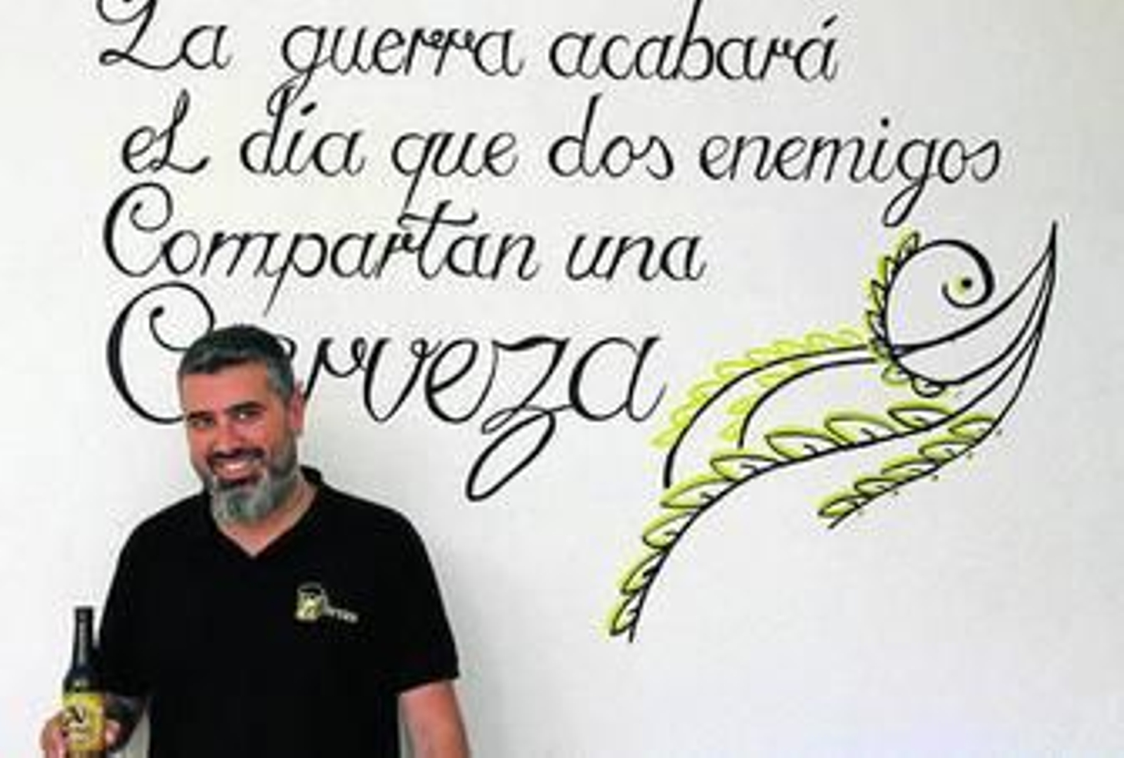 Miguel Pérez en su establecimiento dBirras ubicado en La Zubia.