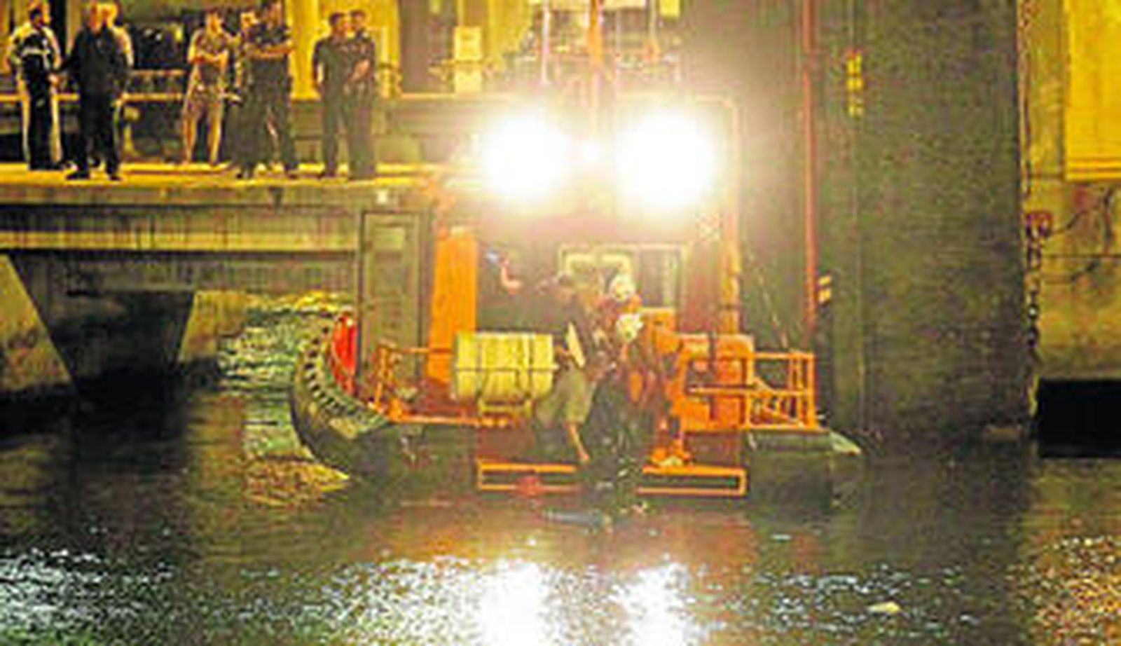 Un instante del rescate del cadáver del conductor en el puerto de Algeciras.