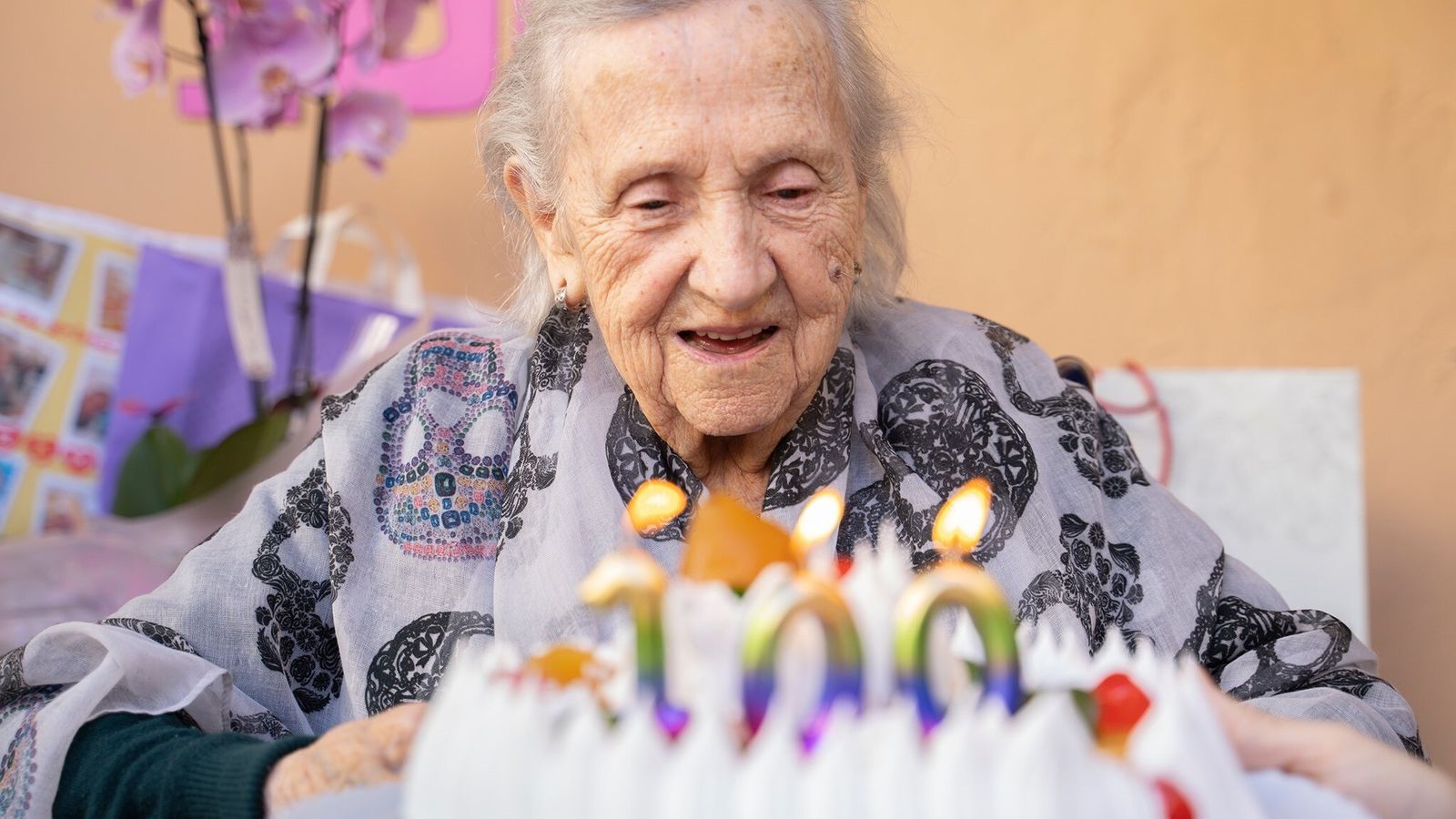 Francisca Astudillo Crespo delante de su tarta de cumpleaños.