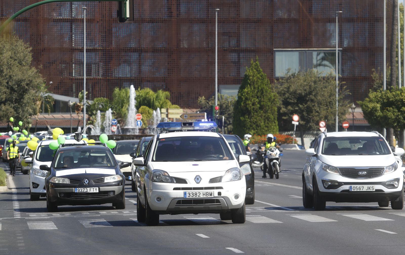 La caravana por una vuelta al cole segura en Córdoba, en fotos