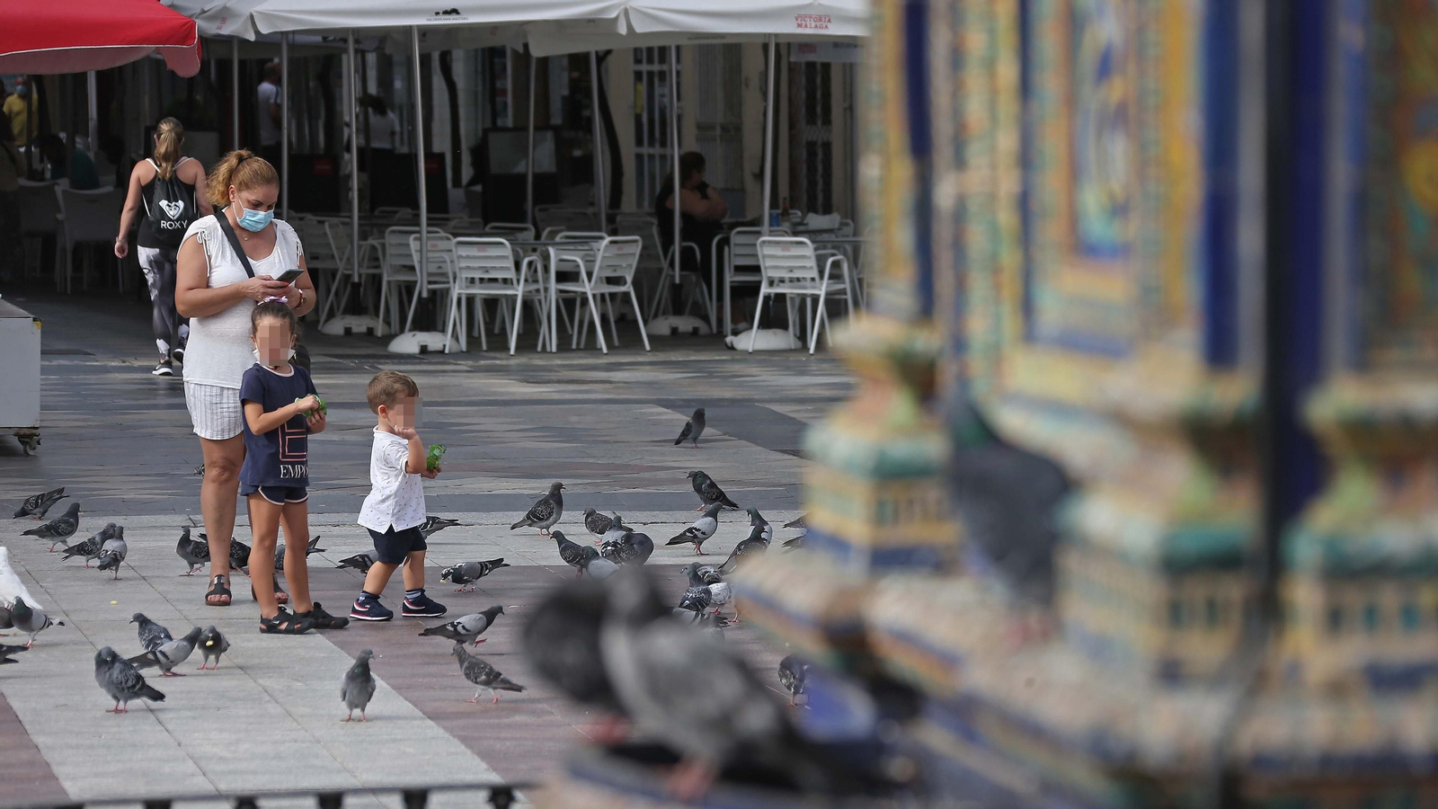 Una mujer junto a dos niños en la Plaza Alta de Algeciras.