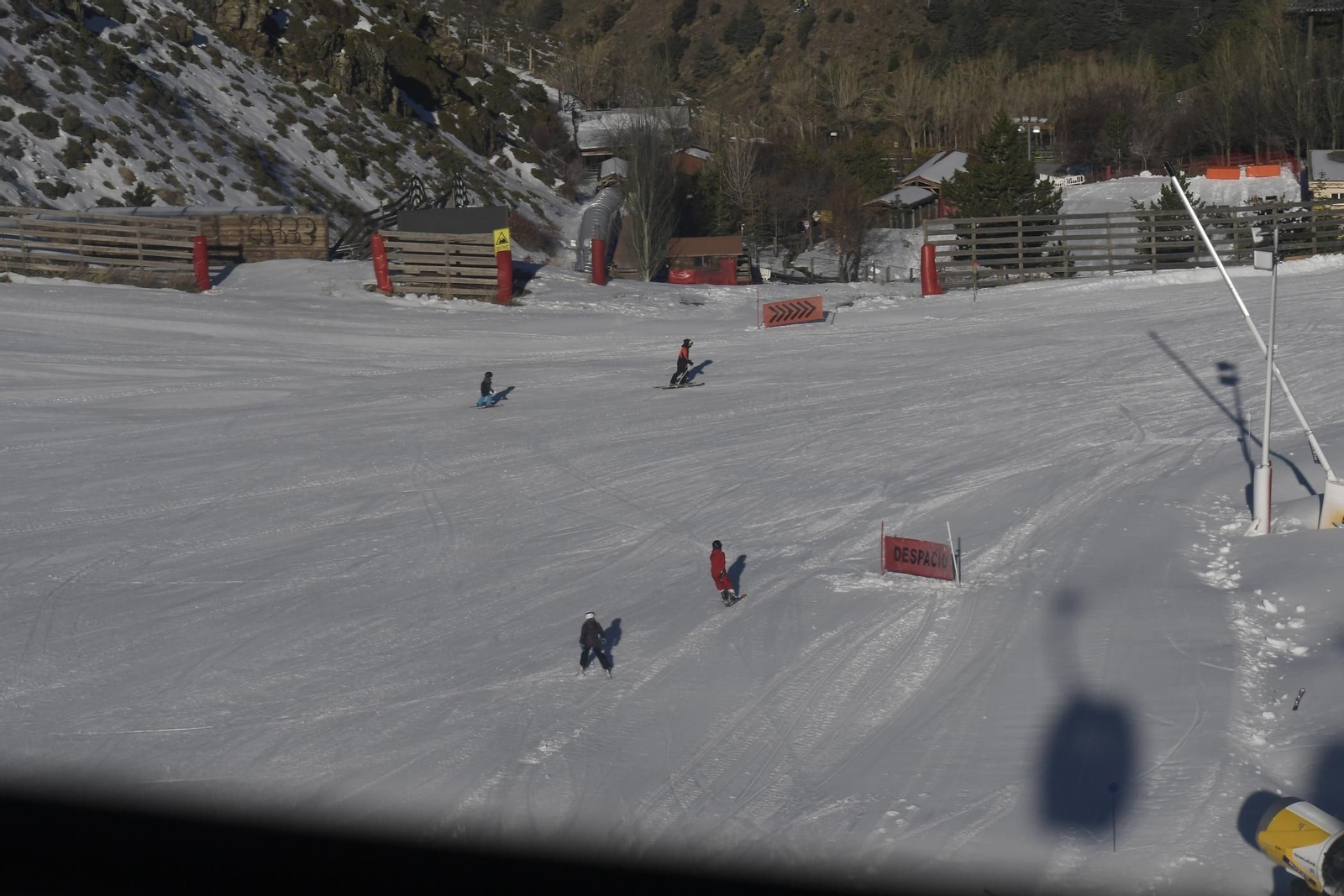 Fotos del primer día de esquí con la inauguración de la temporada en la Sierra