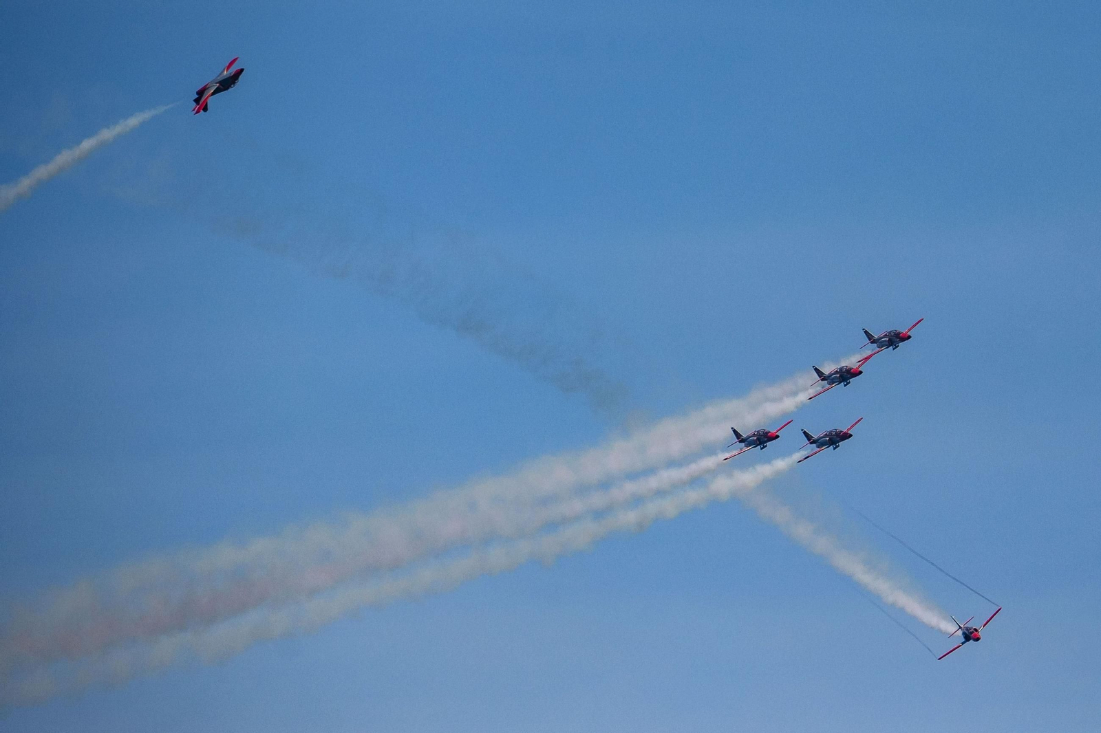 Espectaculares fotos de las acrobacias de la Patrulla Águila: cuatro décadas surcando los cielos