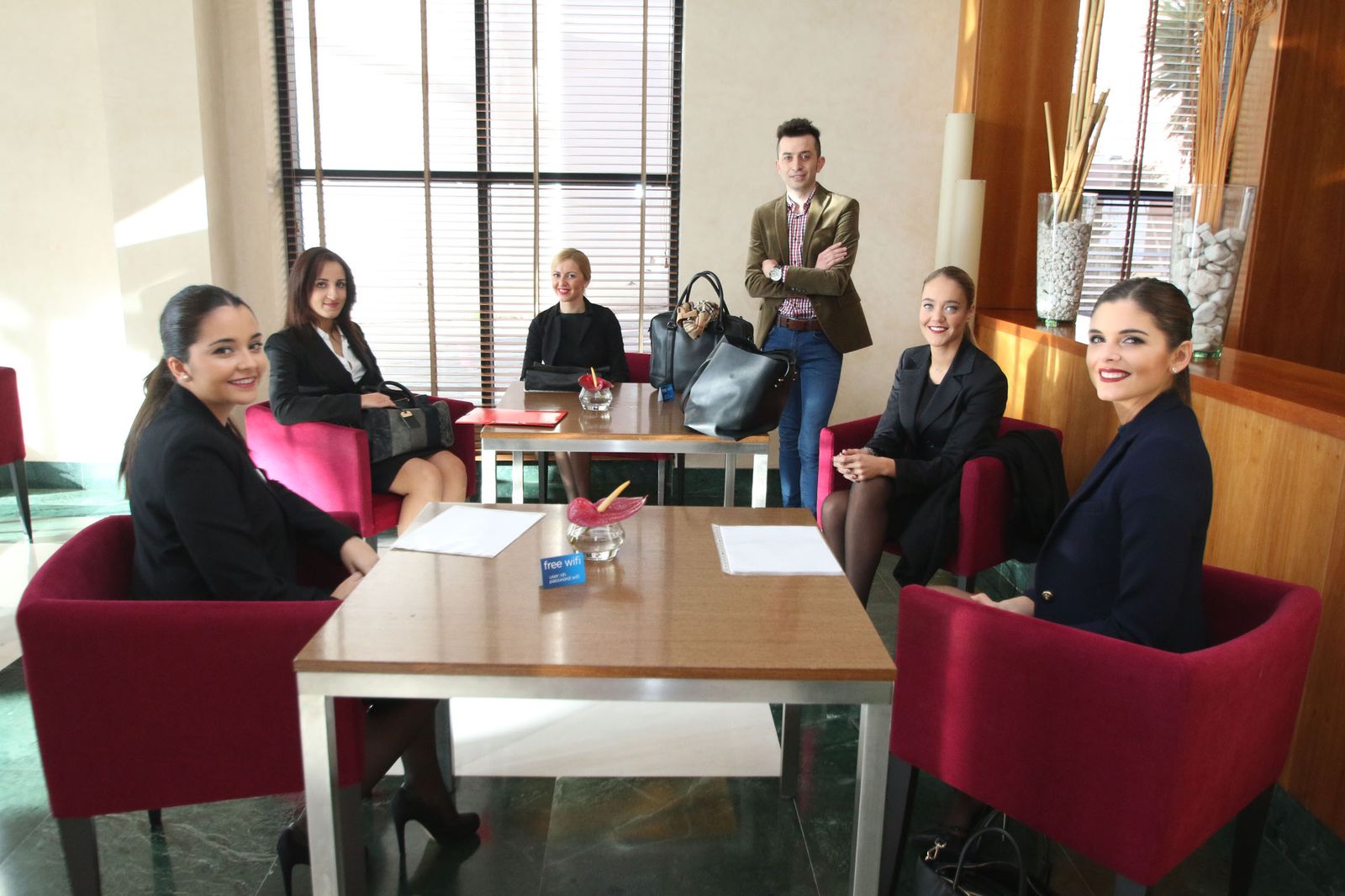 Imagen de archivo de una jornada de puertas abiertas de Air Nostrum en Almería para buscar tripulación de pasajeros