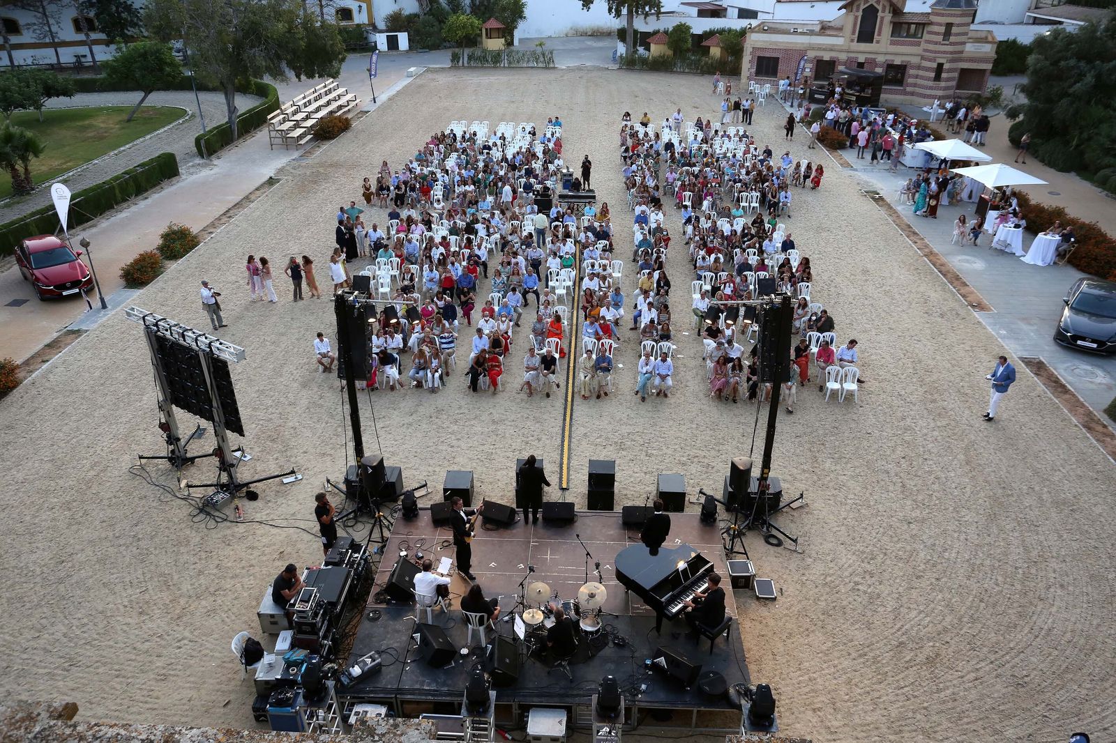Concierto de A Dos Velas en la Real Escuela del Arte Ecuestre