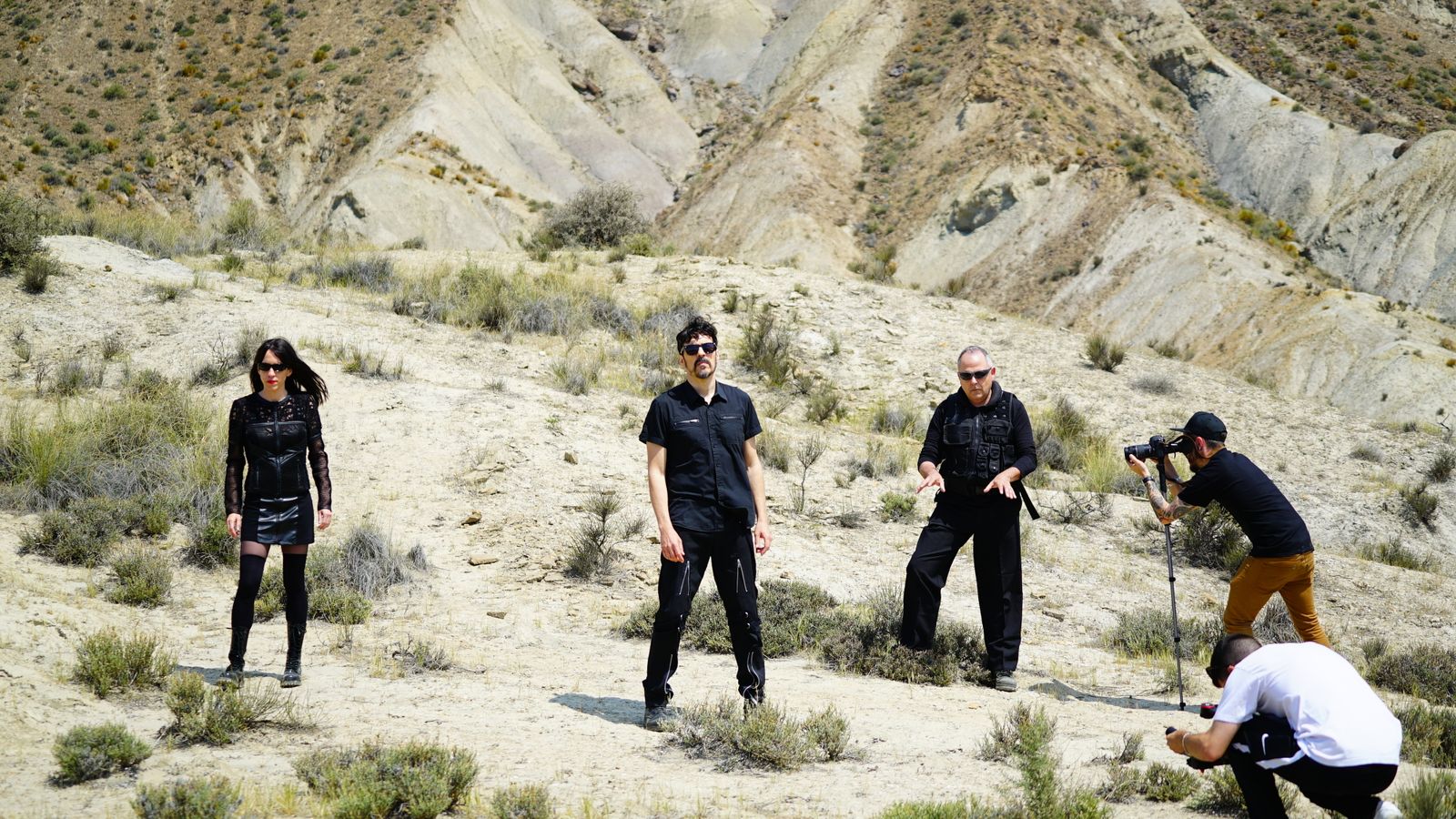 Los integrantes de la banda que se mueve entre Málaga y Granada grabando su videoclip en Tabernas
