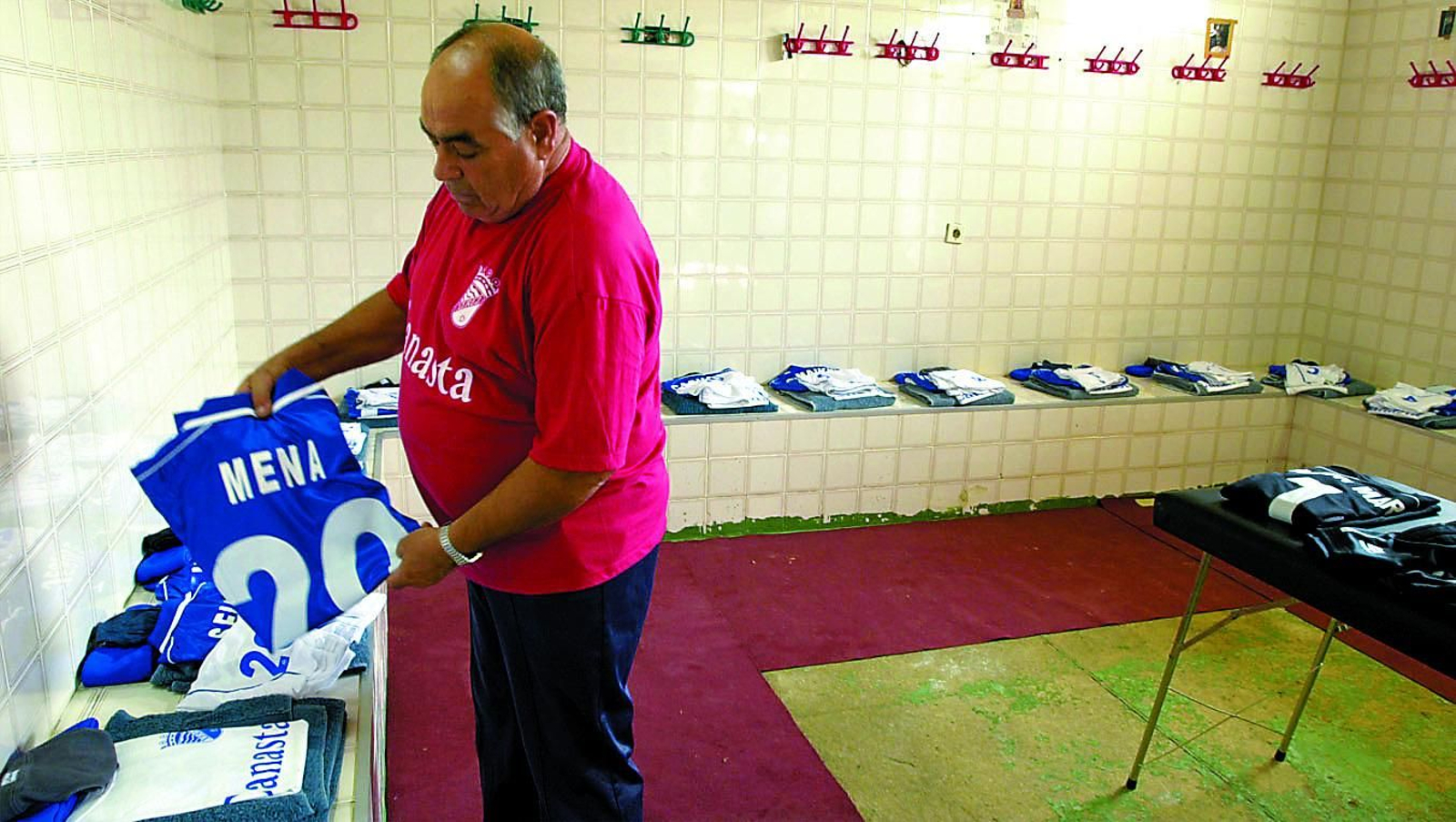 Pepe Benítez muestra una camiseta de Mena en el vestuario de El Palmar en la temporada 01/02.