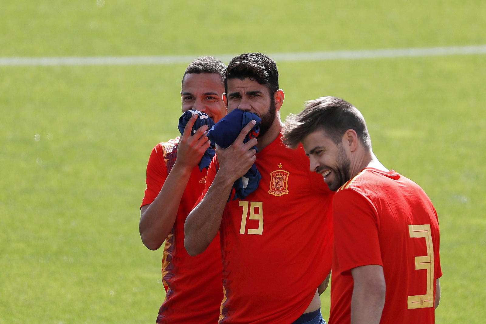 Rodrigo y Diego Costa bromean tapándose la boca en presencia de Piqué en la Ciudad del Fútbol en Las Rozas. Rodrigo y Diego Costa bromean tapándose la boca en presencia de Piqué en la Ciudad del Fútbol en Las Rozas.