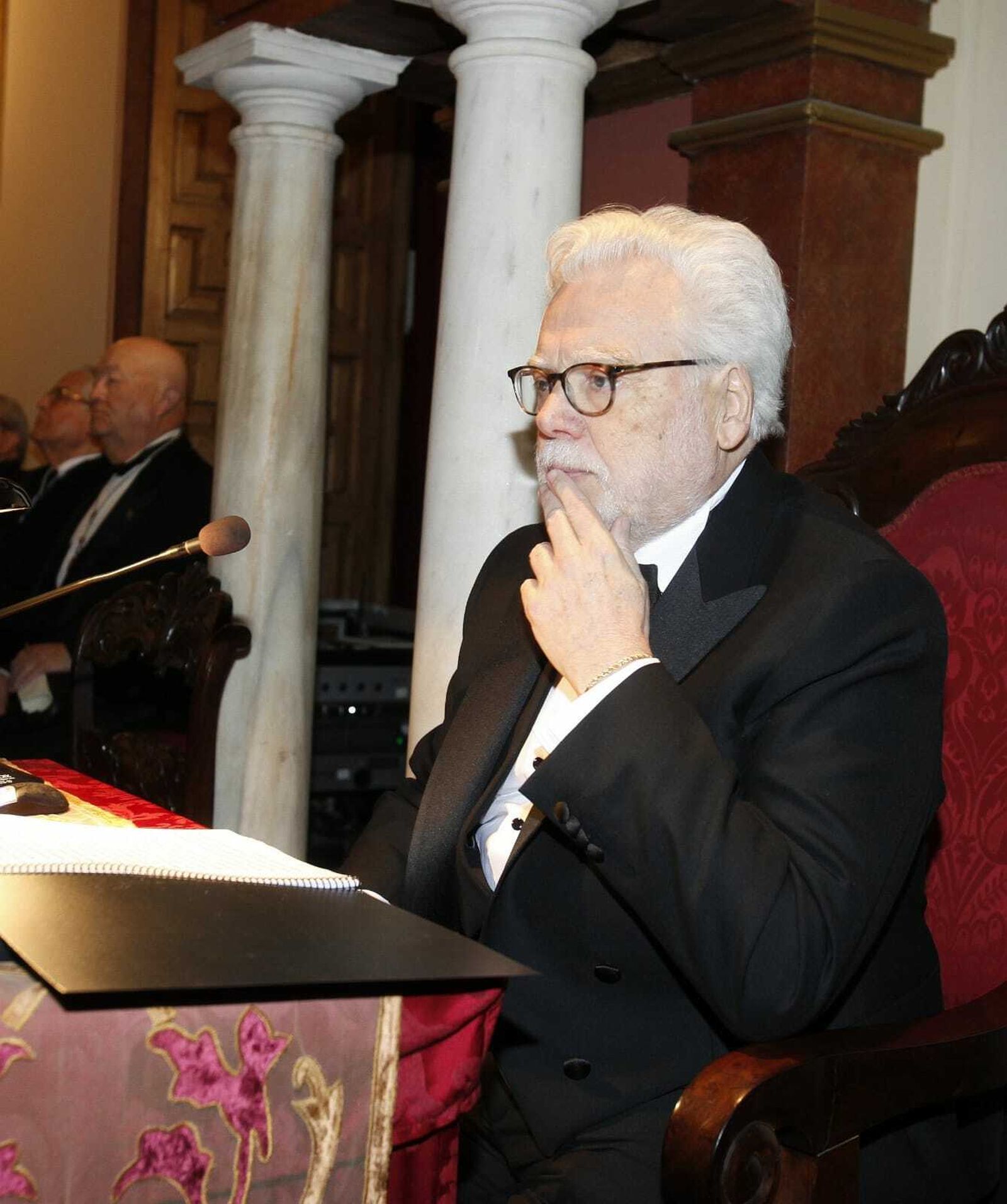 Juan Ruesga Navarro lee el discurso de ingreso a la Academia de Bellas Artes.