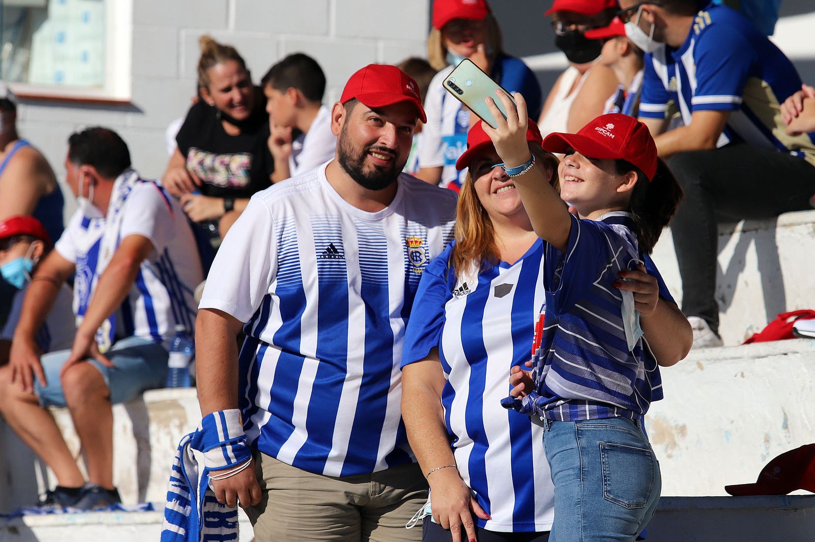 Imágenes de la afición más fiel del Recre en su visita al campo del Antoniano