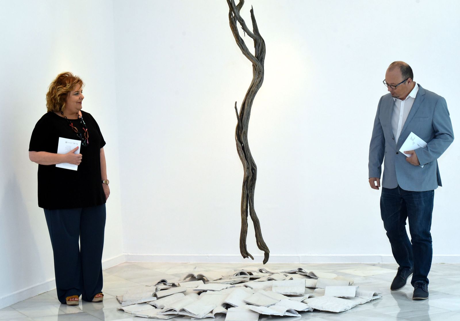 Fátima Gómez y el decano de Bellas Artes, Francisco José Sánchez Montalbán.