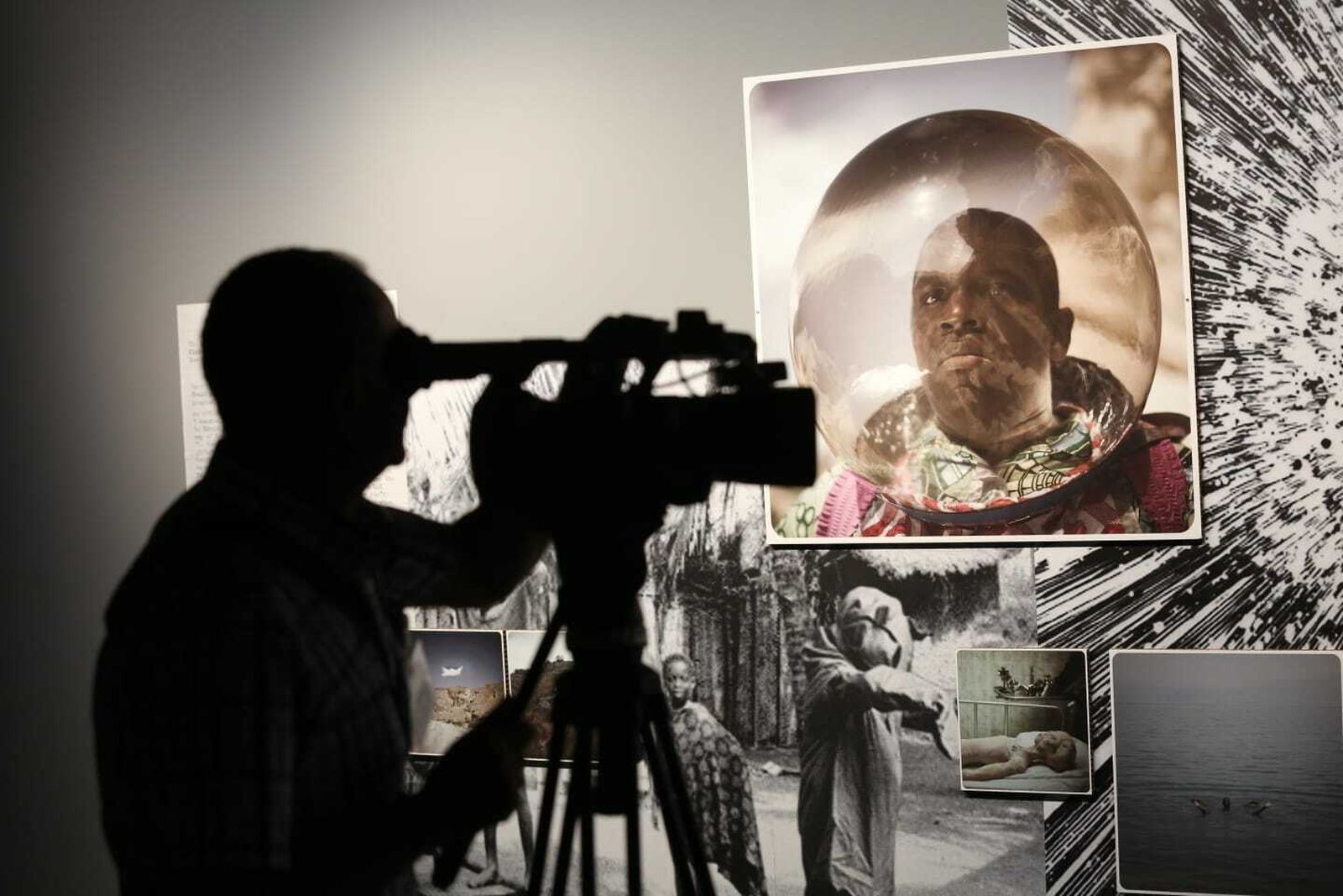 La exposición de la llegada del hombre a la Luna en el Pompidou de Málaga, en fotos