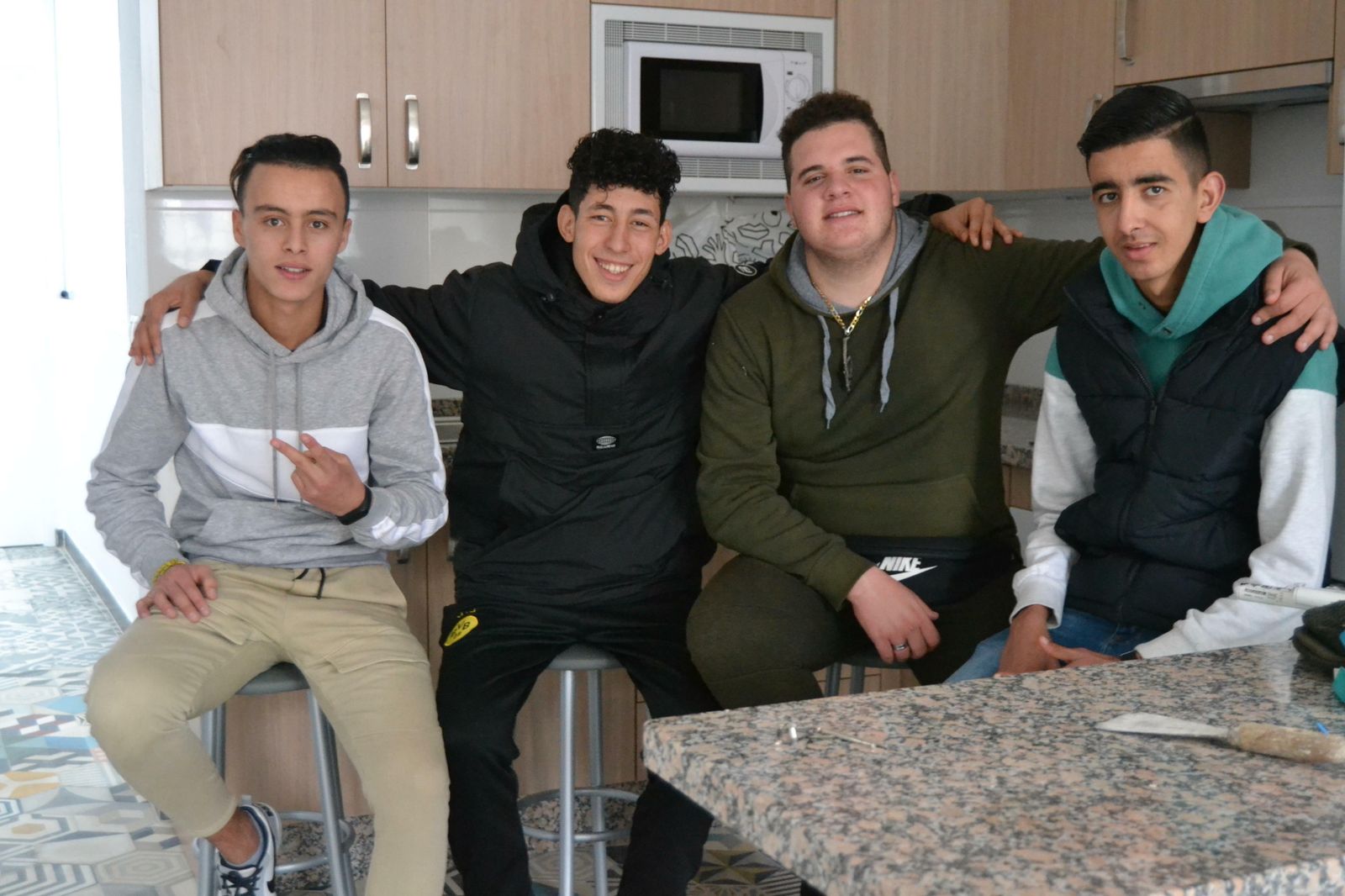 Cuatro de los cinco jóvenes extutelados que entrarán a vivir en la nueva casa de acogida.