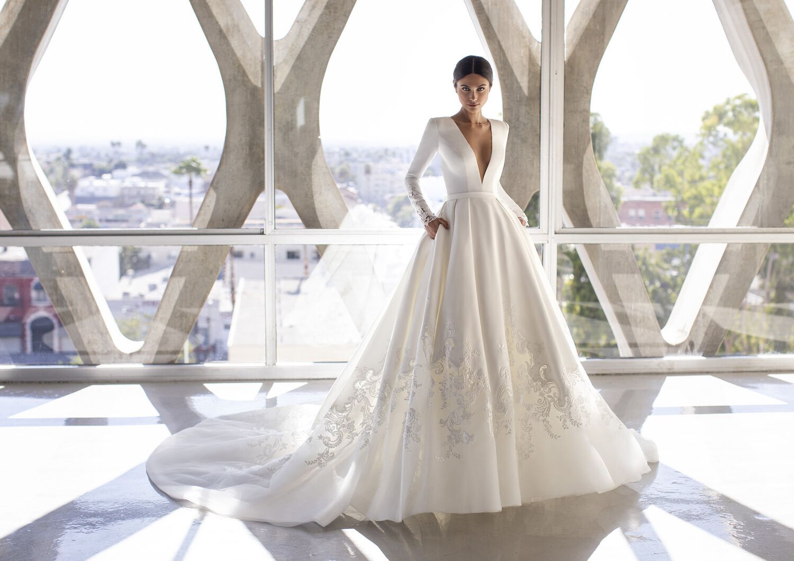 Espectacular escote y falda con volumen en uno de los nuevos vestidos de Pronovias.