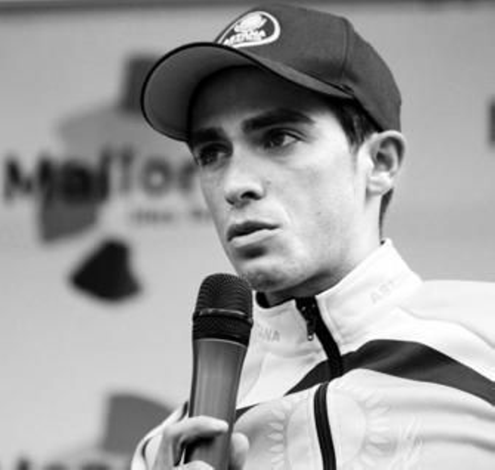 Alberto Contador se dirige a los medios tras conocer la decisión de los organizadores del Tour.