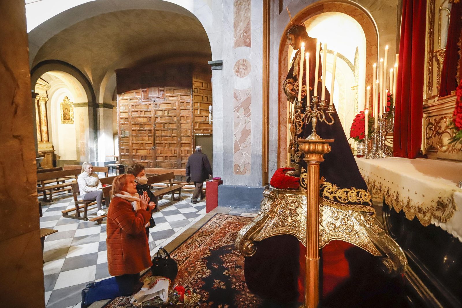 Besapiés a Jesús del Rescate en el primer viernes de Cuaresma