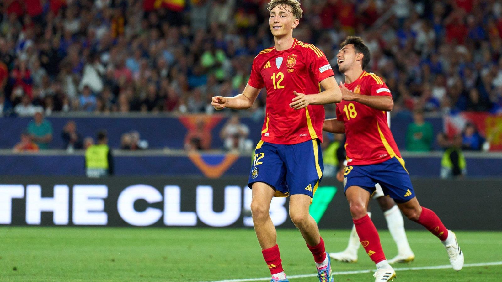 Dean Huijsen, con España.