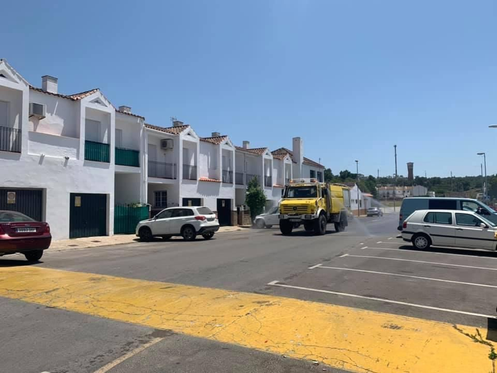 El camión de la Finca La Almoraima desinfecta una calle de Castellar.