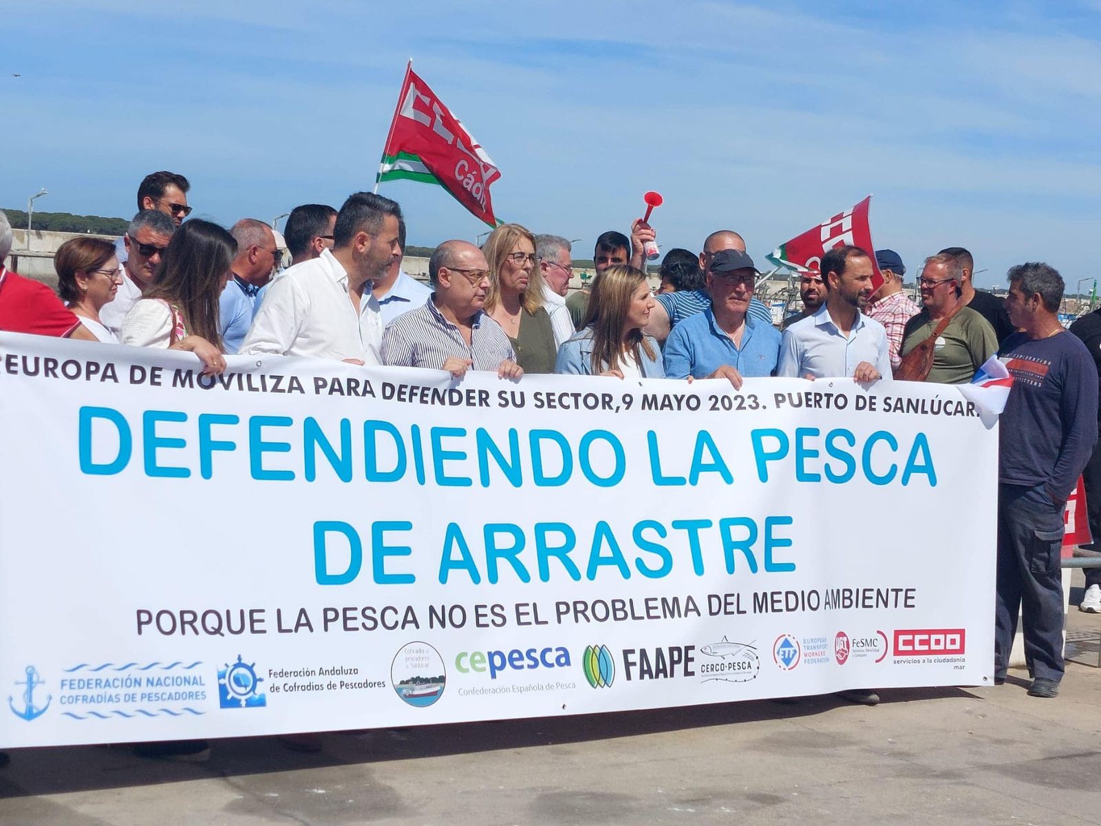 La concentración de este martes en el puerto sanluqueño de Bonanza.