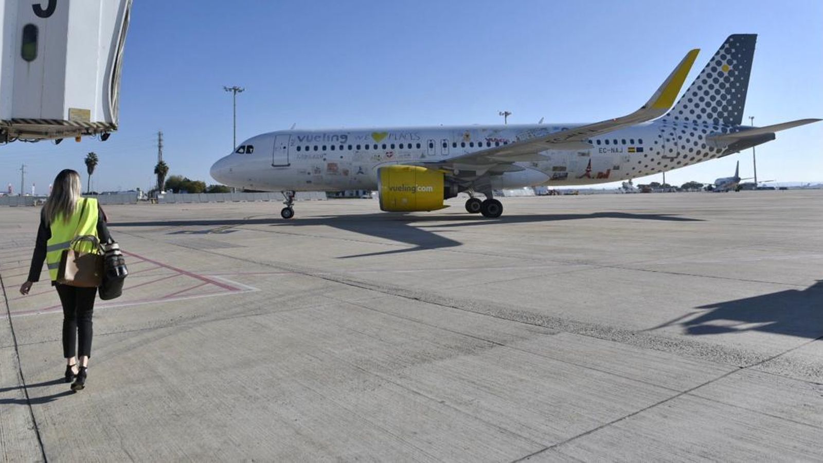 El avión, tras aterrizar en el Aeropuerto de Sevilla.