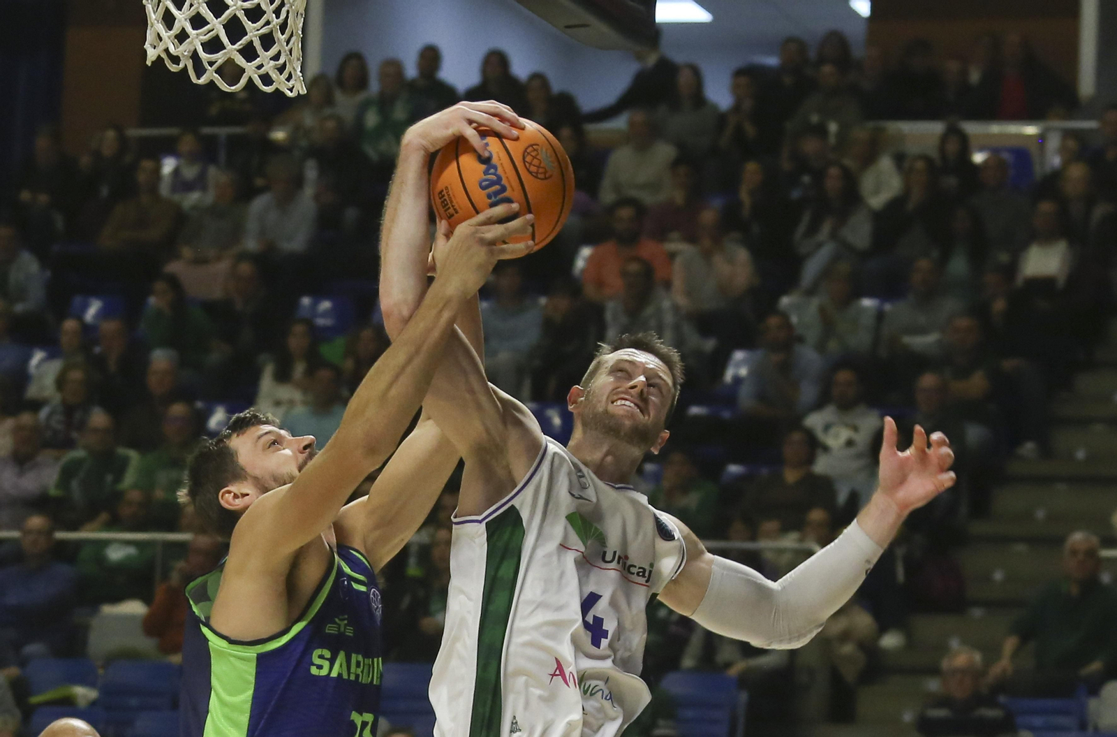 Tyler Kalinoski pelea por un rebote. Tyler Kalinoski pelea por un rebote.