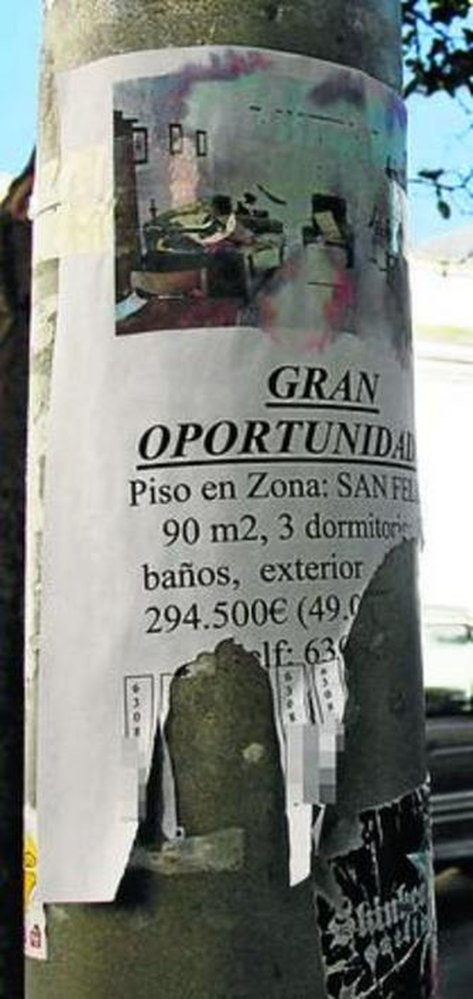 Anuncio en una farola.