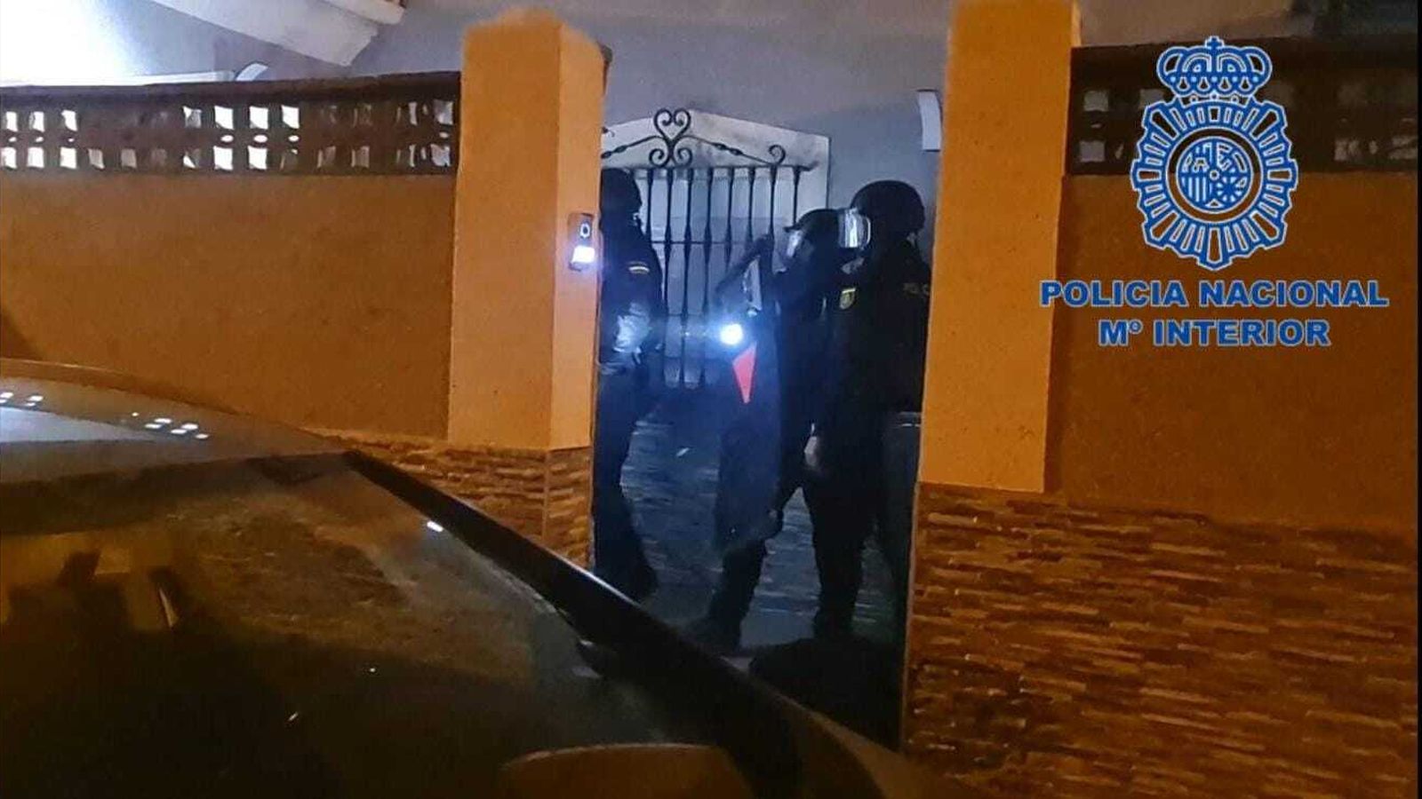La Policía Nacional accediendo a una vivienda en Algeciras.
