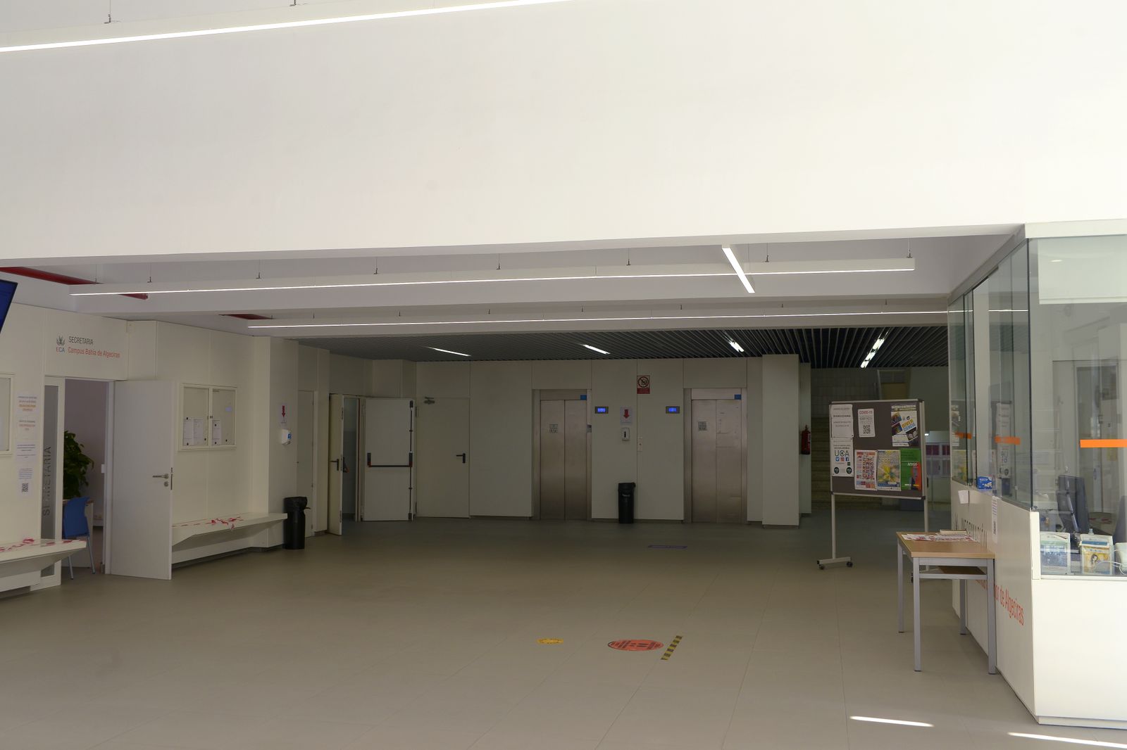 Fotos de las clases de la UCA con las restricciones de la Junta.