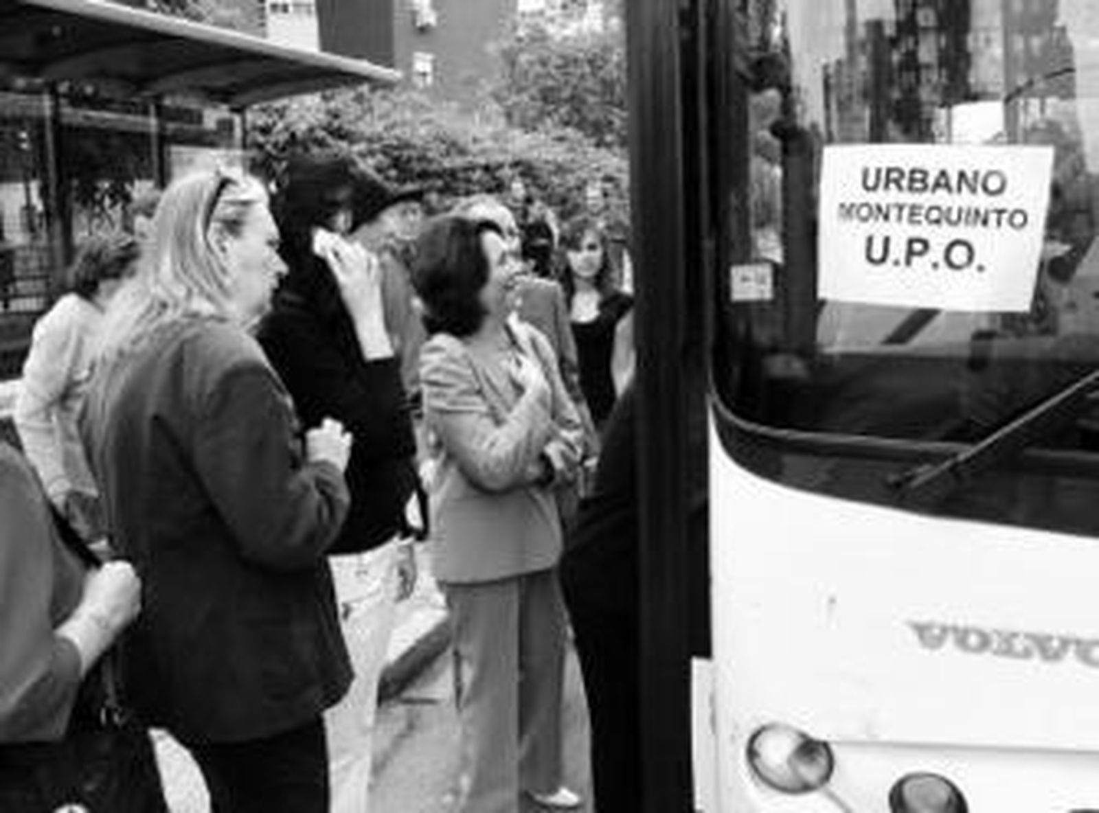 Un autobús de la línea de Montequinto, afectado por la huelga.