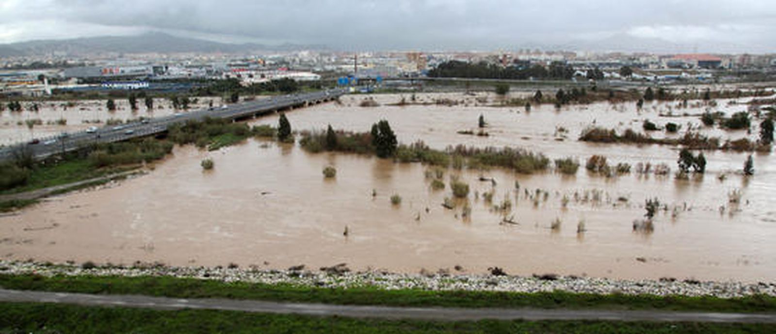 El río Guadalhorce, desbordado en Málaga.

Foto: Migue Fernández, Sergio Camacho, Agencias