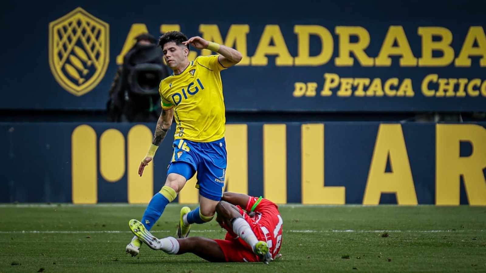 Antoñito sufre la zancadilla de un rival.