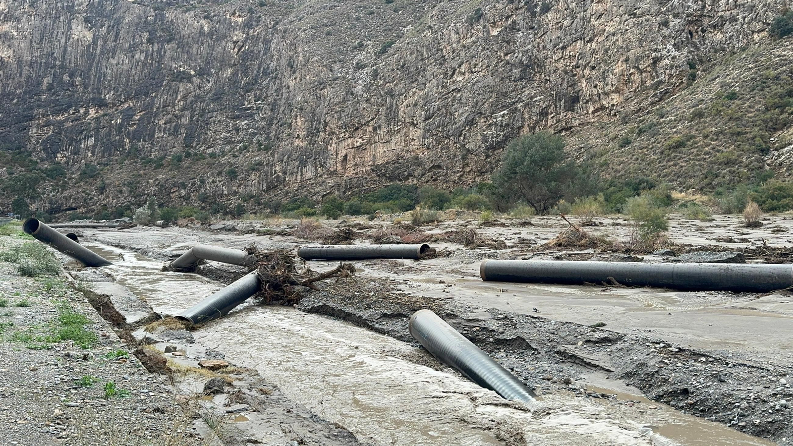 Las fuertes riadas también se llevaron por delante las canalizaciones de Rules en el tramo del azud del Guadalfeo