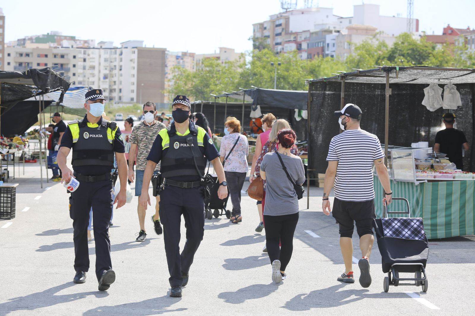 Las fotos del mercadillo de Huelin, en Málaga, en su primer día de desescalada