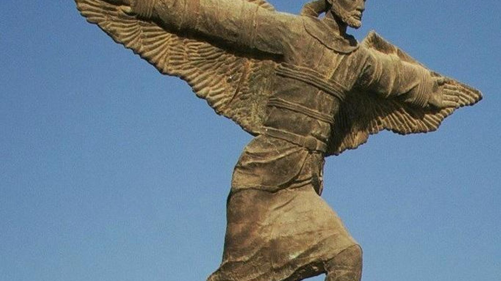 Estatua dedicada a Ibn Firnás en la actual Bagdad.