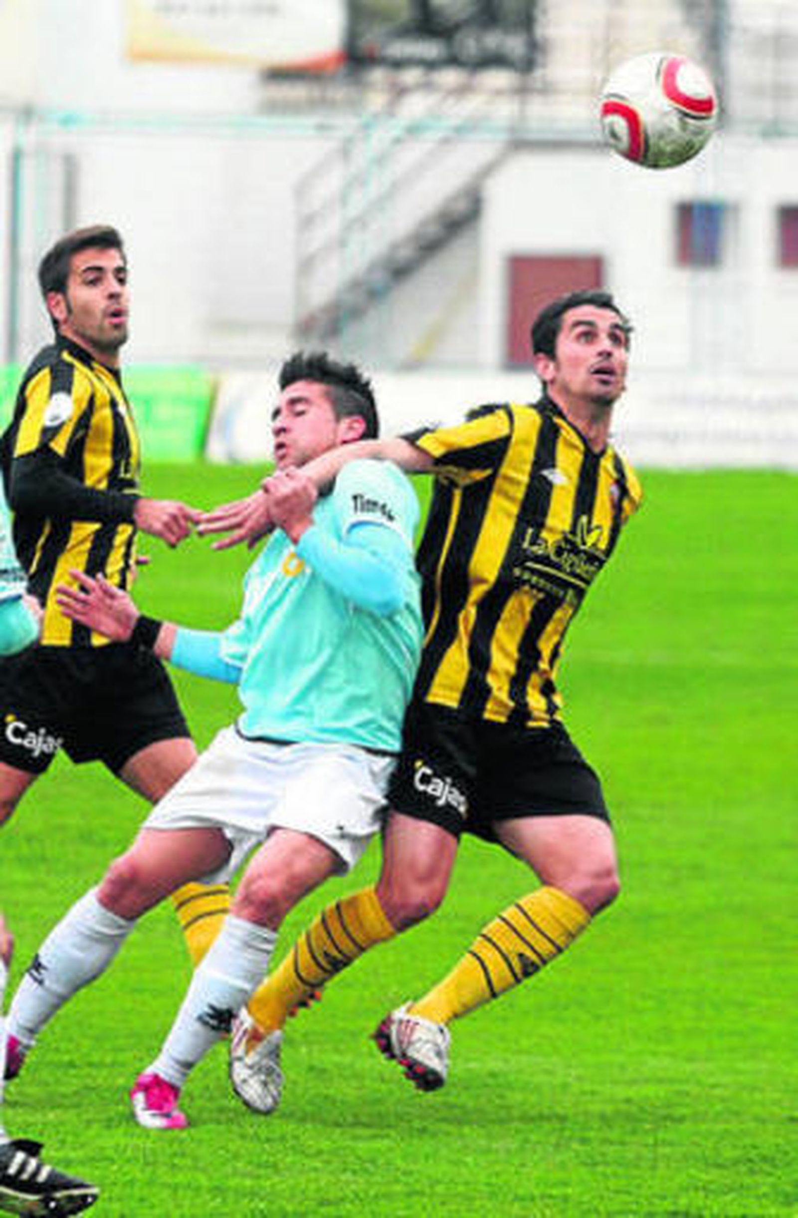 Alfaro, enfrentándose al Lucena con la camiseta del San Roque.
