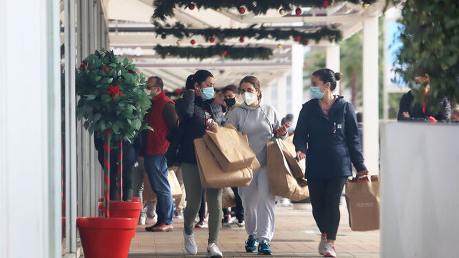 Clientas caminando por un centro comercial gaditano, en una foto de archivo.